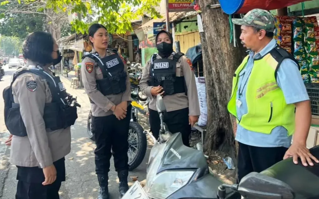 Polwan Jenggala Sisir Titik Keramaian di Sidoarjo, Warga Diajak Jaga Kamtibmas