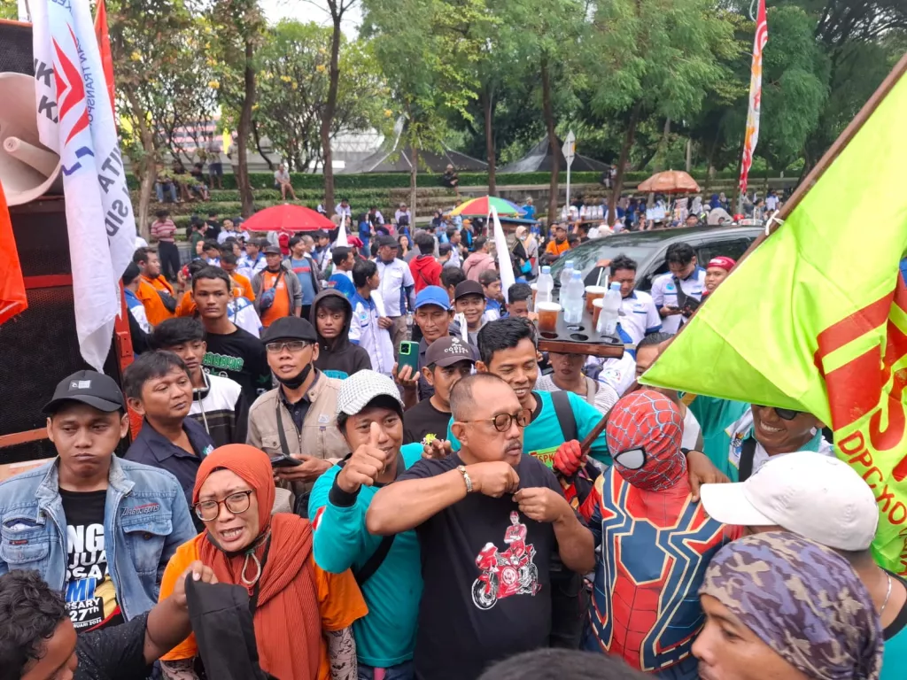 Momen Wawali Surabaya Armuji Turun dalam May Day, Janjikan Perlindungan Buruh dan Ojol