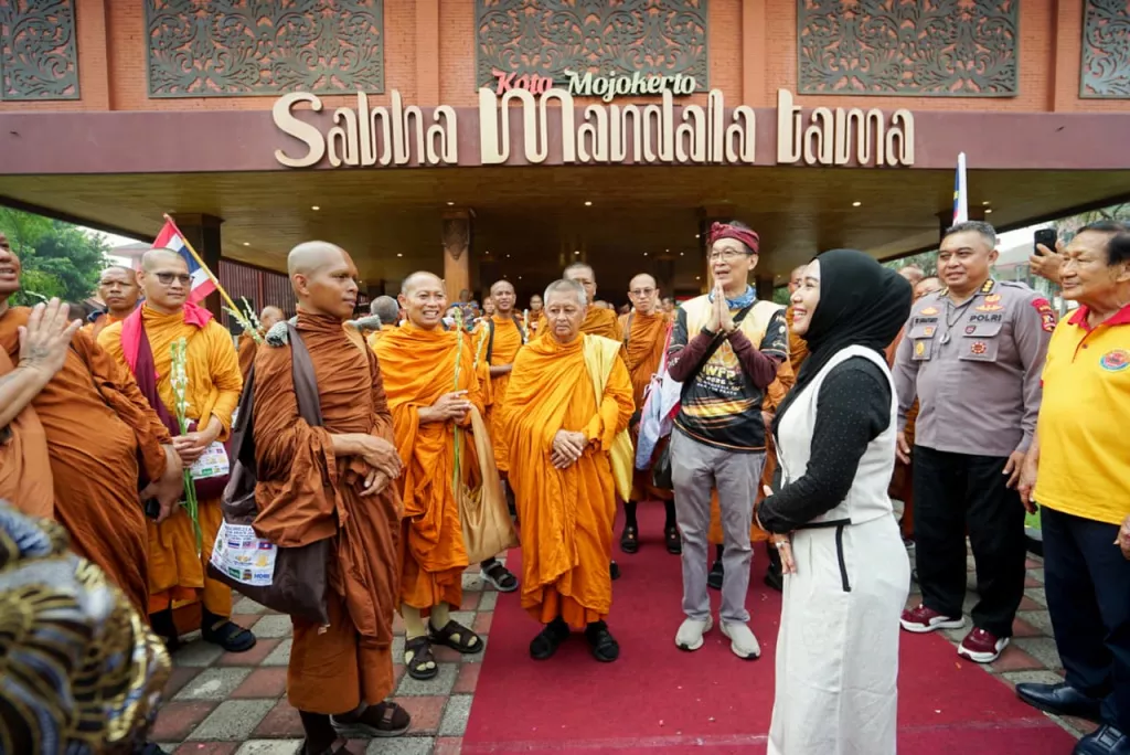 Menuju Borobudur, 57 Bhikkhu Thudong dari Empat Negara Singgah di Mojokerto