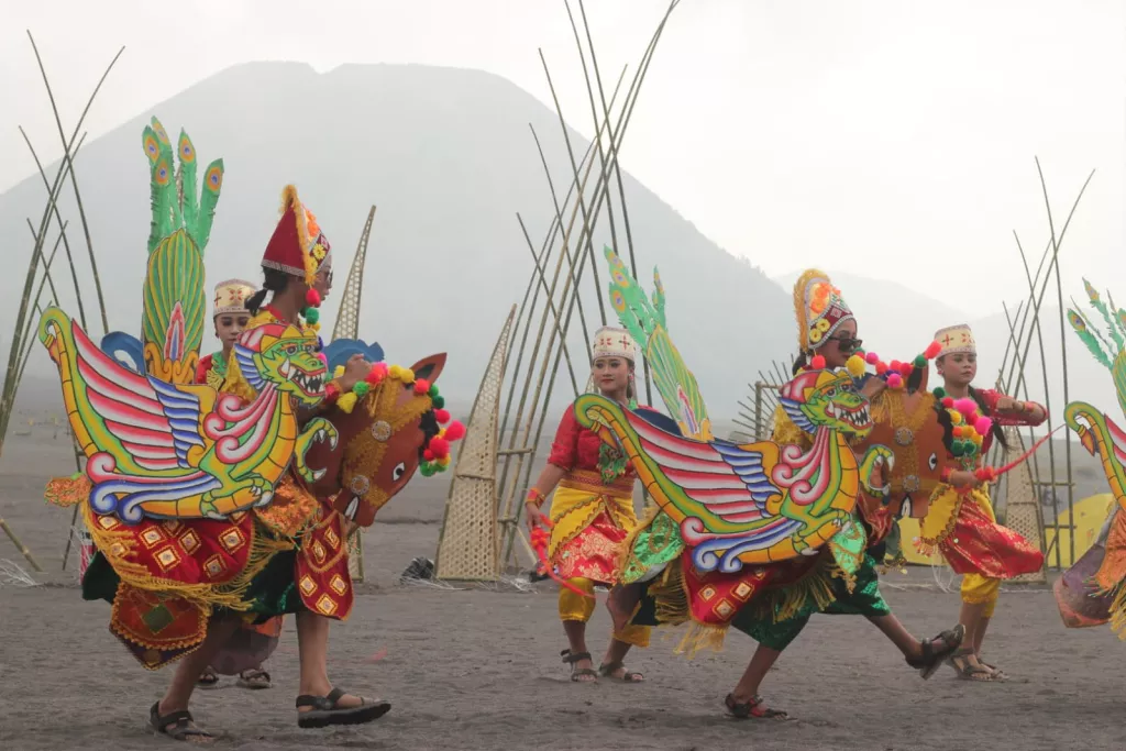 Peringatan Yadnya Kasada di Gunung Bromo. (Dok. Zain/selalu.id).