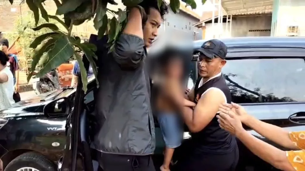 Detik-detik Menegangkan Evakuasi Balita 3 Tahun Terkunci dalam Mobil di Mojokerto