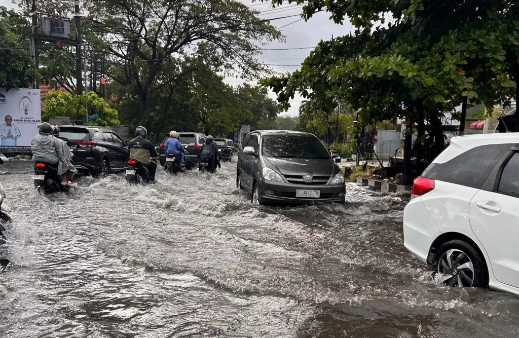 Hujan Deras Guyur Surabaya Hari Ini, Langsung Banjir