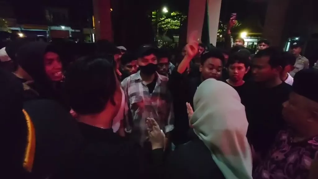Demo Mahasiswa di Mojokerto Memanas, Saling Dorong hingga Blokir Jalan