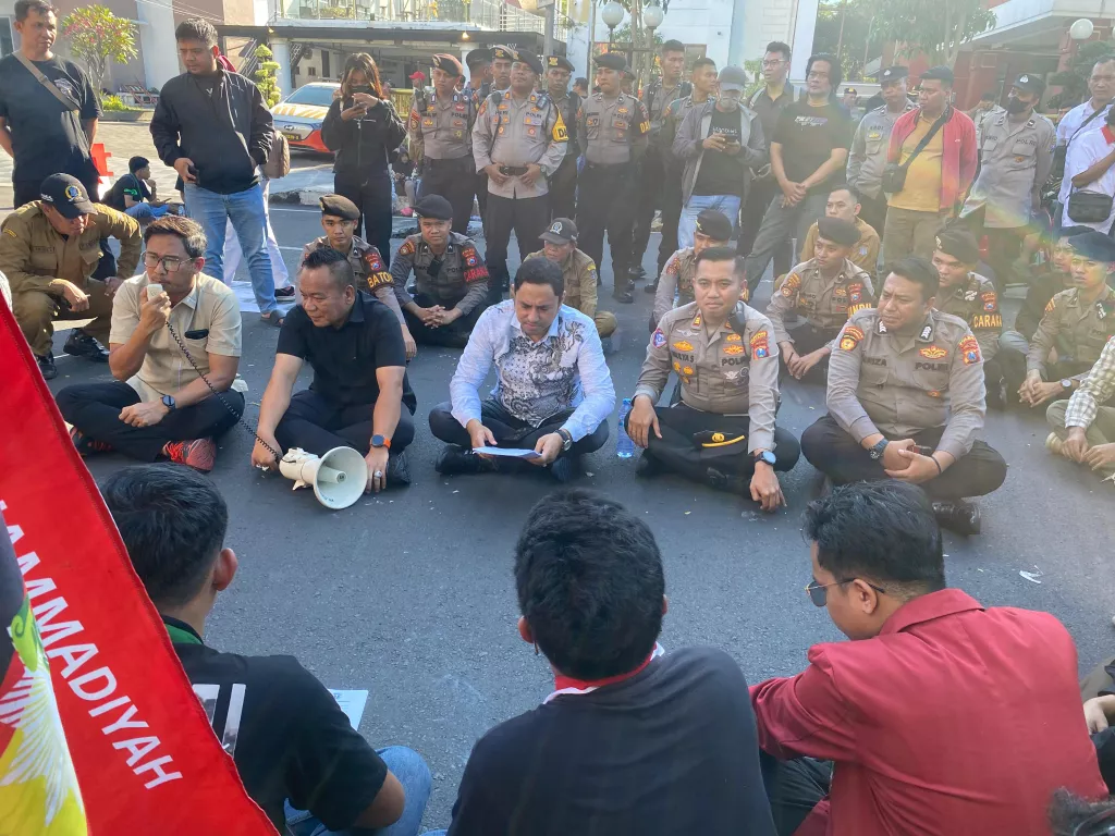 DPRD Surabaya Bakal Bawa Tuntutan Mahasiswa ke Pusat