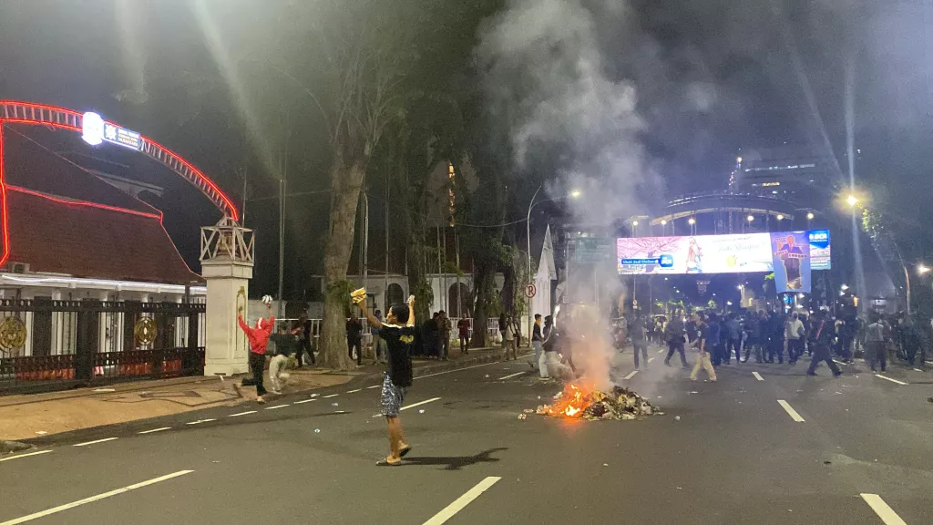 Demo di Grahadi Surabaya Memanas, Massa Lempar Batu hingga Rusak Pagar