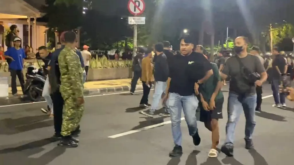 Polisi Amankan Belasan Provokator dalam Demo Ricuh di Grahadi Surabaya