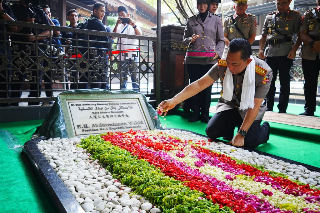 Jelang Hari Bhayangkara, Kapolri Ziarah ke Makam Gus Dur 