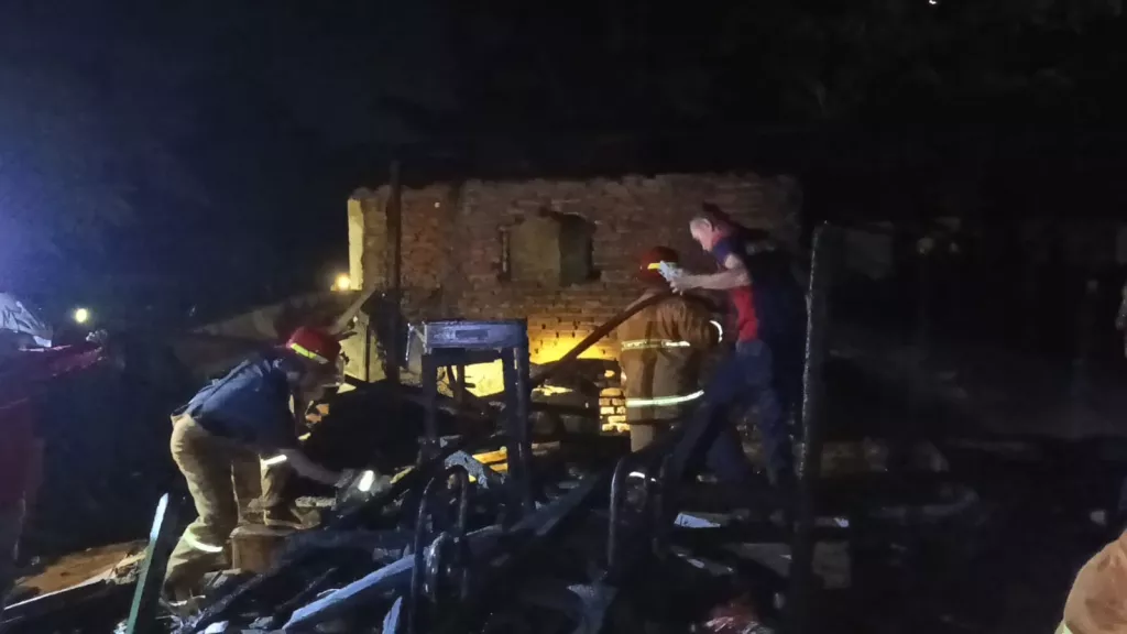 Diduga Gegara Lilin, Rumah di Karanglo Probolinggo Ludes Terbakar  ‎