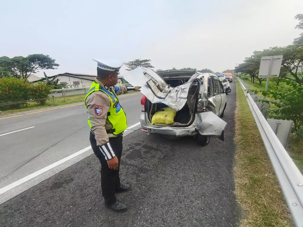 Mobil HiAce Pembawa 6 Turis Tabrak Avanza di Tol Surabaya-Mojokerto, Begini Kondisinya