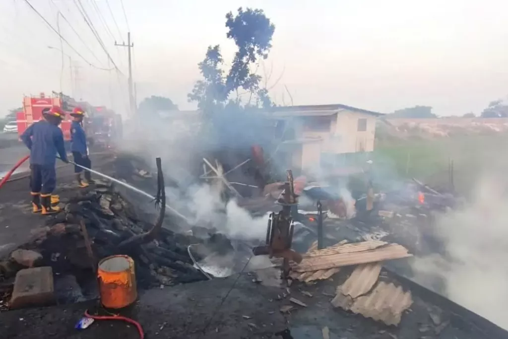Kios Tambal Ban di Sidoarjo Terbakar, Uang Rp70 Juta hingga Motor Ludes