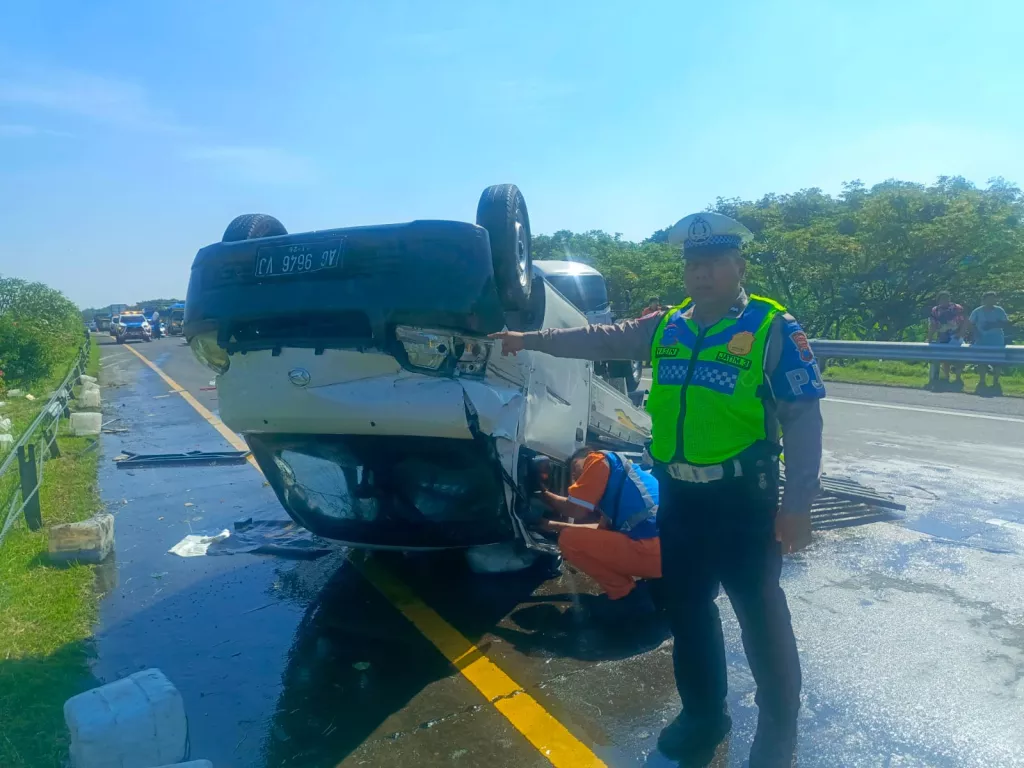 Pecah Ban, Pikap Terguling di Tol SuMo 1 Tewas 2 Luka