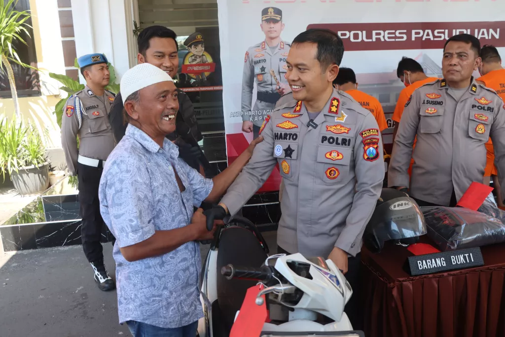 Senangnya Korban Pencurian saat Motornya Dikembalikan Polres Pasuruan
