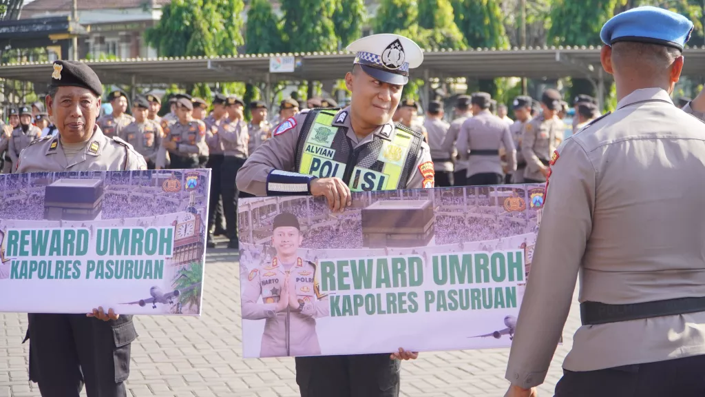 Momen Haru Anggota Polres Pasuruan saat Terima Hadiah Umroh