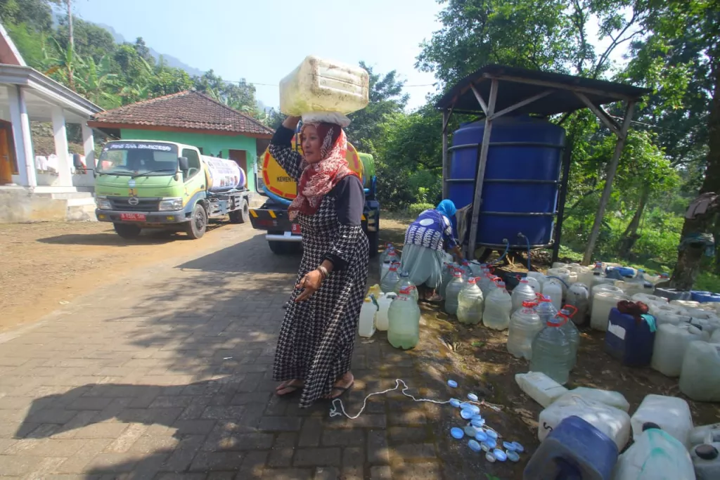 Momen Haru Warga Mojokerto Sambut Bantuan Air Bersih dari Pemerintah