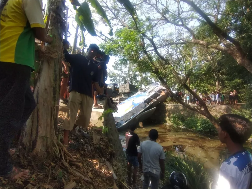 Bus Sugeng Rahayu Terbalik Masuk Sungai di Nganjuk