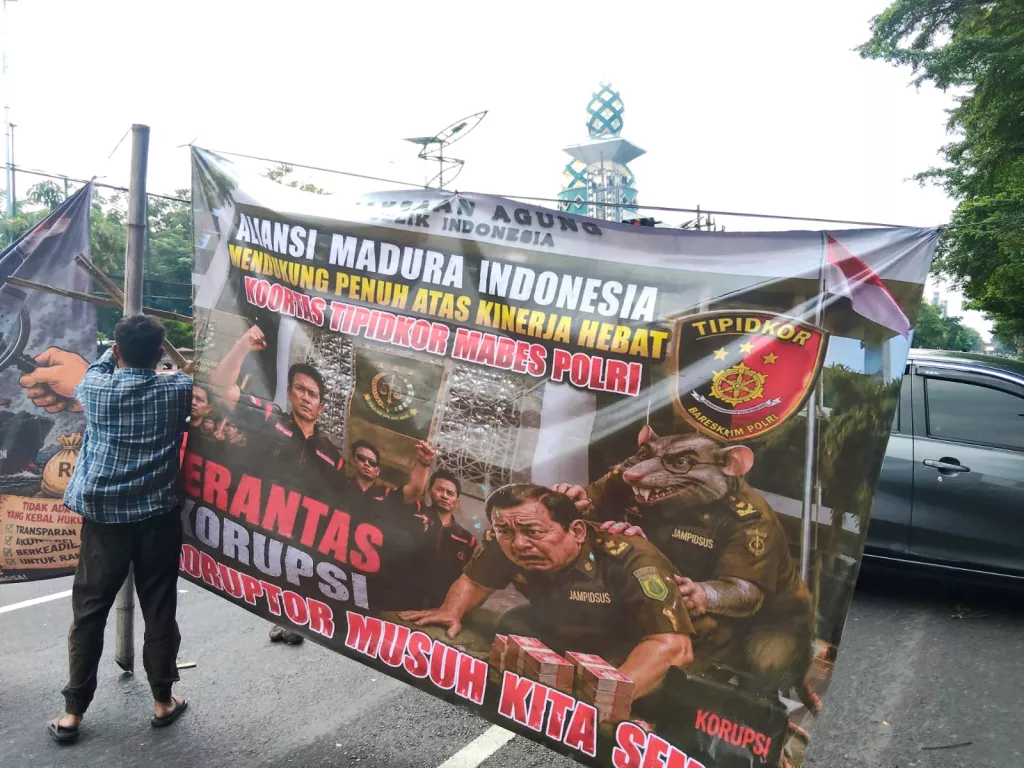 Demo di Kejati Jatim, Aliansi Madura Indonesia Desak Mantan Jampidsus Segera Diadili dan Dimiskinkan