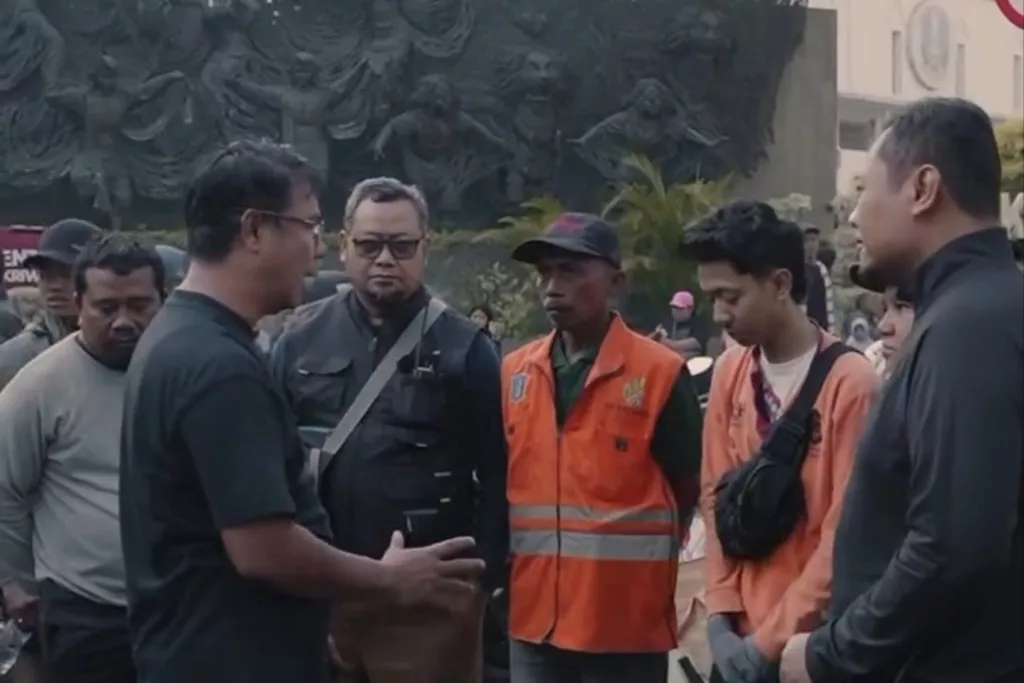 2 Oknum Petugas DLH Surabaya Peras Pedagang di Kawasan Tugu Pahlawan, Ini Tampangnya