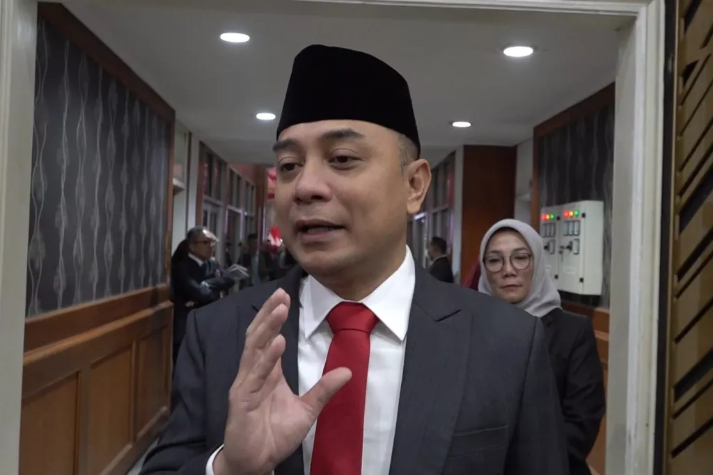 Wali Kota Eri Tegaskan RT-RW Surabaya Tak Boleh Pungut Uang Warga Baru Tanpa Izin Lurah