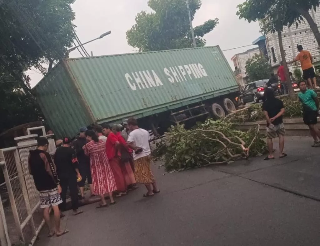 Truk Trailer Tabrak Rumah dan Pelajar di Surabaya Hingga Patah Tulang