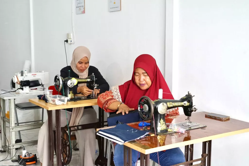 Melihat Keterampilan Kelompok Usaha Jahit Surabaya Sulap Seragam Bekas PDS jadi Dompet