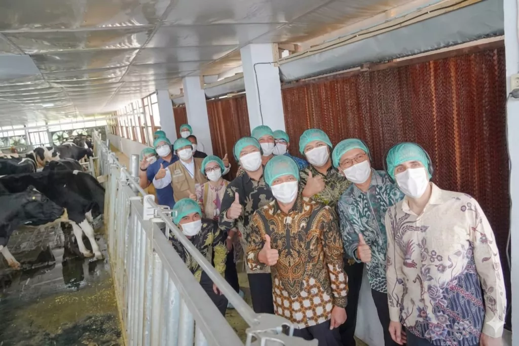 Resmikan Closed Barn di Pasuruan, Wamenko Pangan Dorong Pengembangan Sapi Perah Dataran Rendah