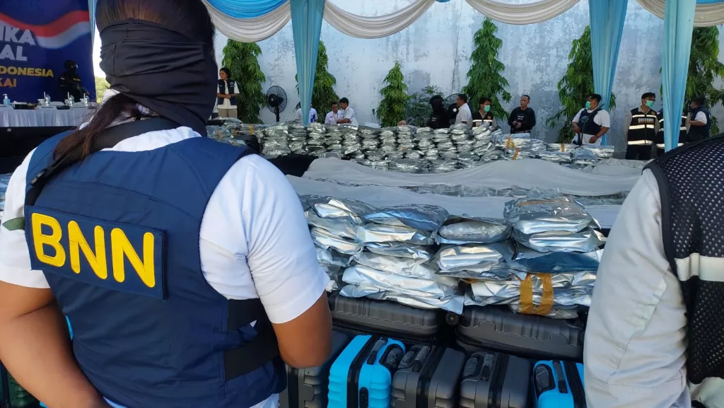 Petugas BNN mengamankan barang bukti sabu 3 ton yang diungkap di Gresik. (Foto: selalu id).