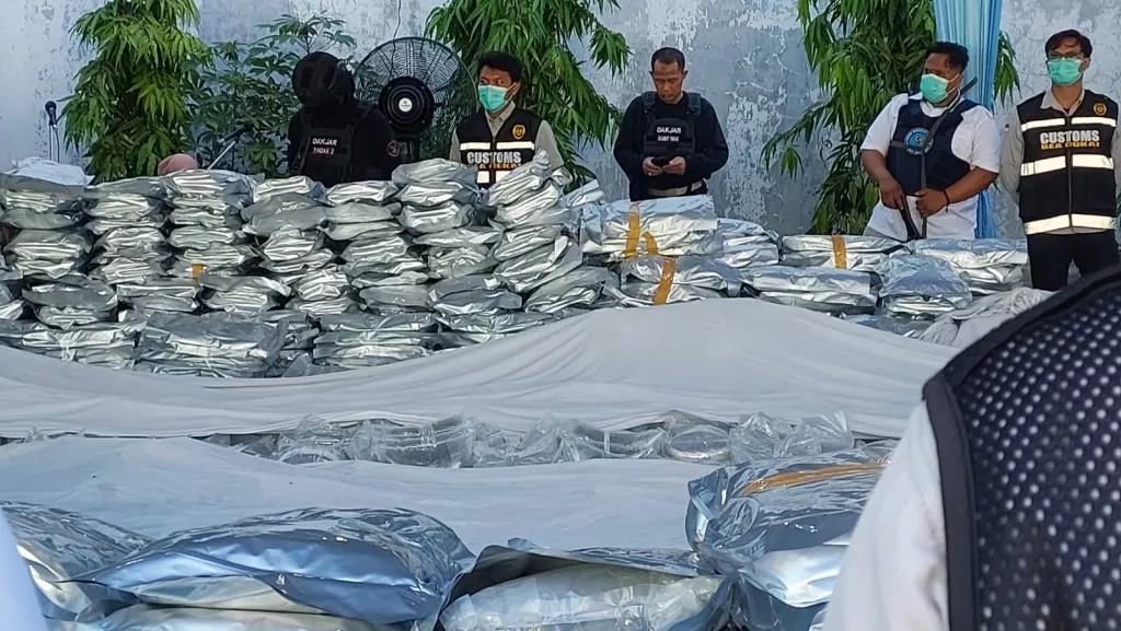 Penampakan narkoba jenis sabu yang diamankan BNN RI di Gresik. (Foto: selalu.id).