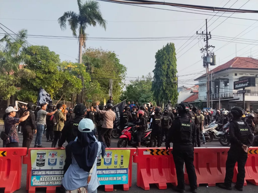 Massa PSHT Kepung Markas M1R di Surabaya: Sempat Ricuh, Satu Petugas Terluka