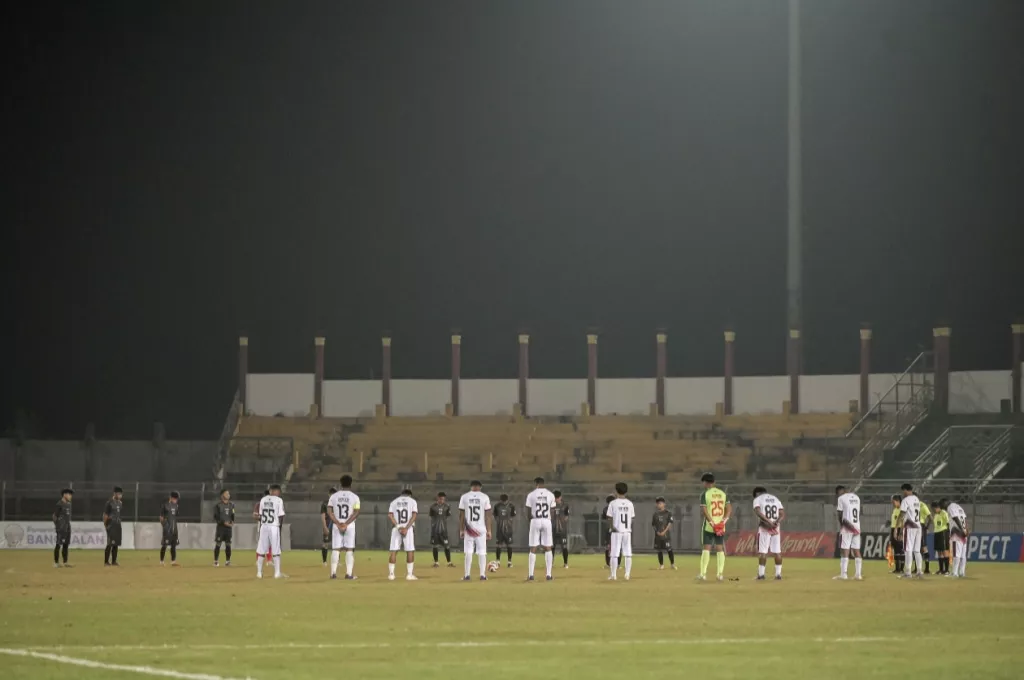 Pemain dan Penonton Soekarno Cup 2026 Hening Cipta untuk Korban Gempa Flores