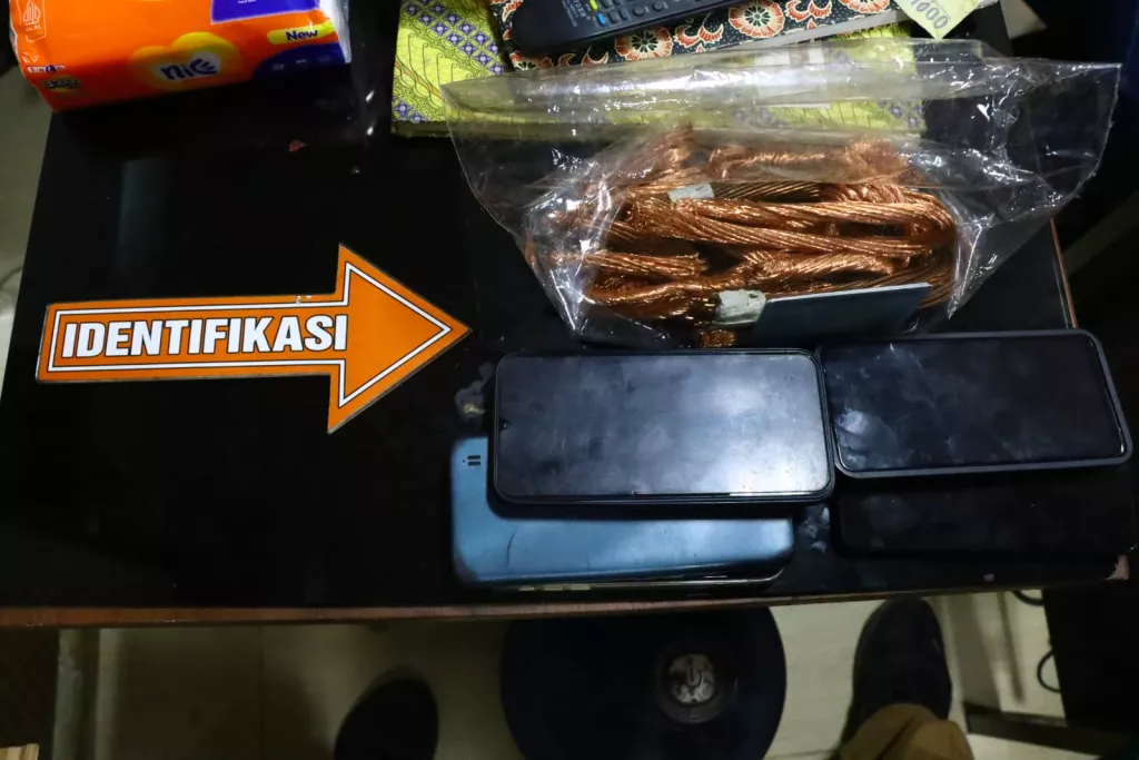 Sekuriti dan Polisi Ringkus Dua Pria Pencuri Kabel Tembaga di Kawasan Industri Gresik