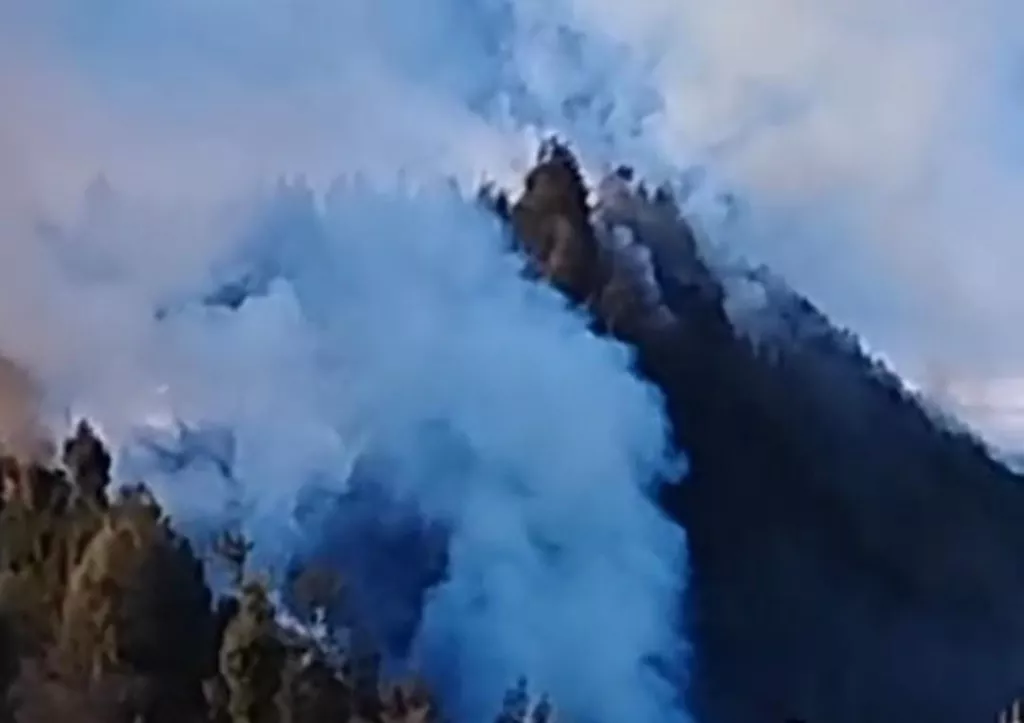 Bromo Kembali Terbakar, Api Merembet ke Arah Jembatan Kaca hingga Villa