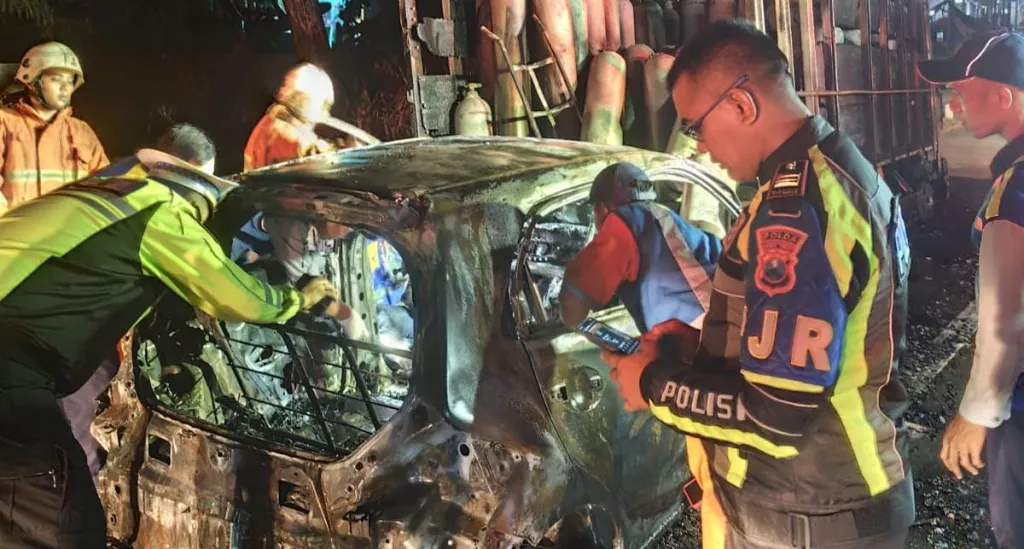 Brio Ludes Terbakar usai Hantam Truk di Tol Sumo: Satu Balita Tewas, 3 Lainnya Terluka