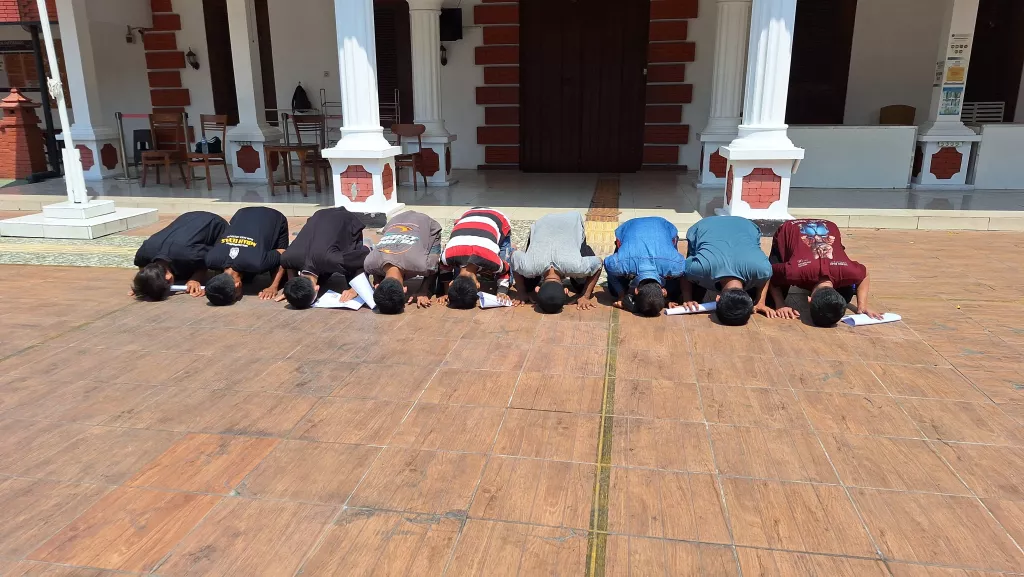 Sujud Syukur 9 Warga Binaan Lapas Mojokerto saat Terima Remisi Bebas di HUT RI ke-81