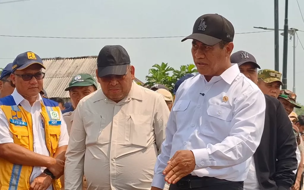 Kunjungi Lahan Terdampak Kekeringan di Gresik, Mentan Amran Tawarkan Solusi Gak Pake Ribet