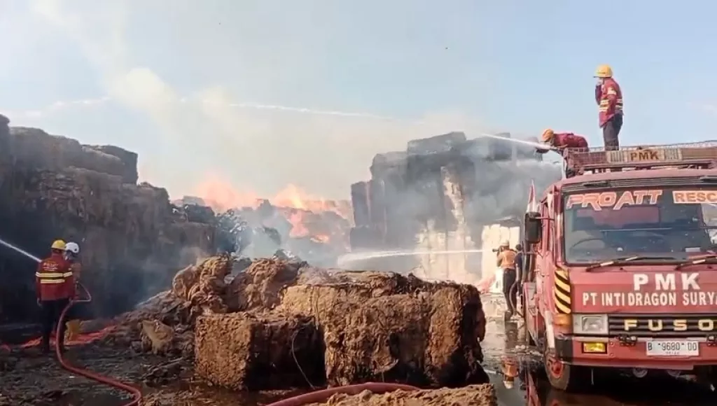Bahan Baku Tisu PT SPS di Sukoanyar Mojokerto Terbakar, 7 Mobil Pemadaman Dikerahkan