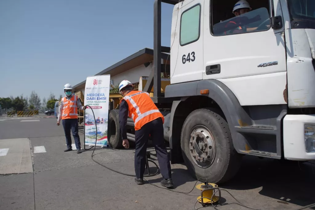 Pelindo Terminal Petikemas Gelar Program "Merdeka dari Emisi" untuk Truk Logistik di Surabaya