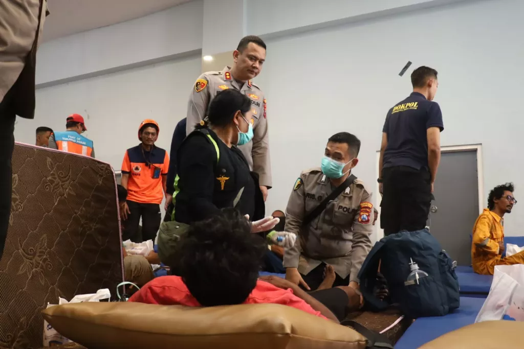 Potret Sentuhan Kemanusiaan Polisi untuk Korban KMP Mutiara Sentosa II