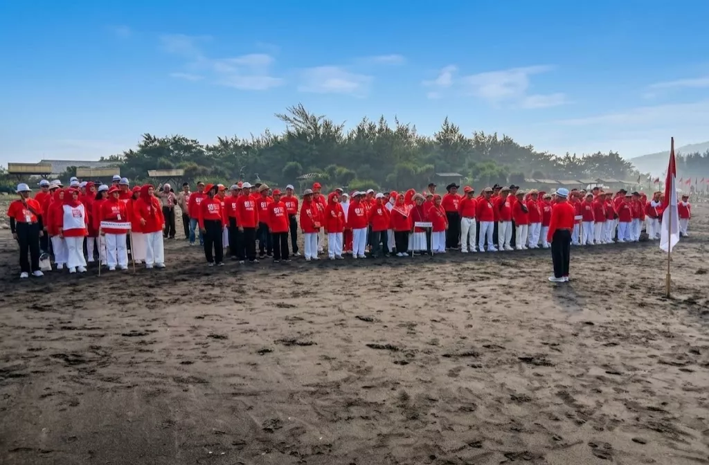 Kala Para Purnawirawan Jember Menantang Angin Pantai Pancer demi Sang Saka