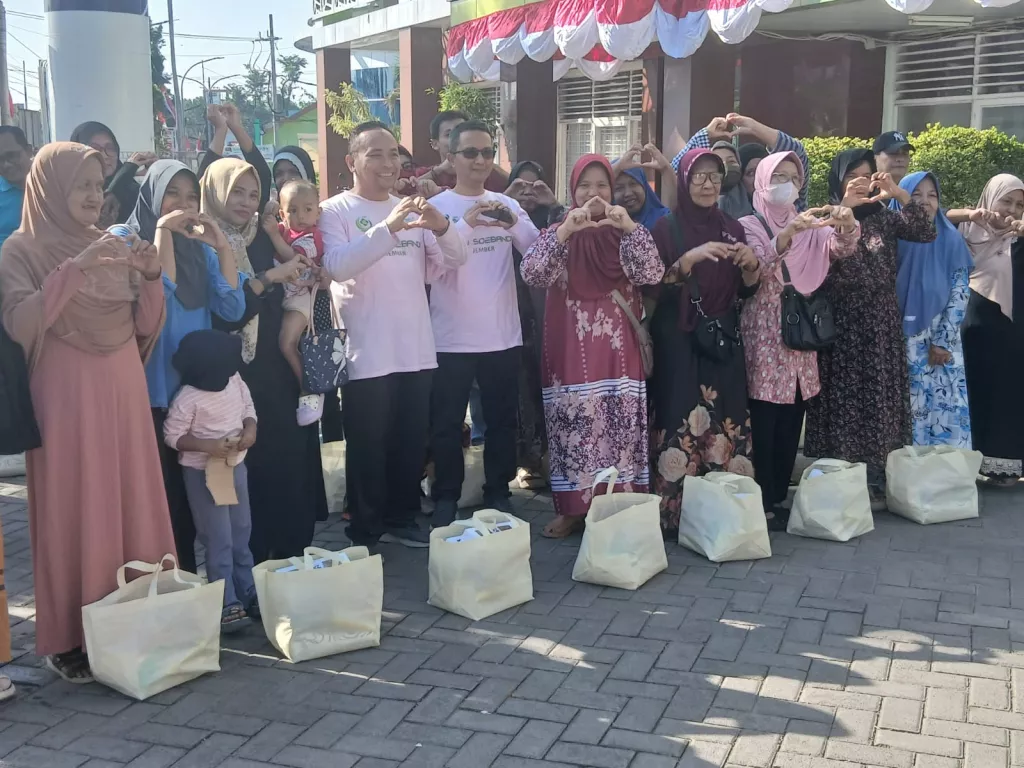 Sambut HUT ke-81 RI dan Akreditasi Paripurna, RSD dr. Soebandi Jember Berbagi Santunan ke Warga Sekitar