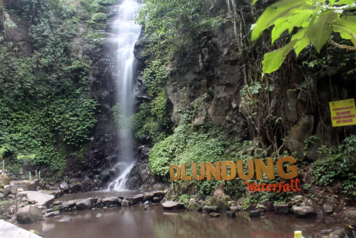 Air Terjun Dlundung. (Disporapar Kabupaten Mojokerto)