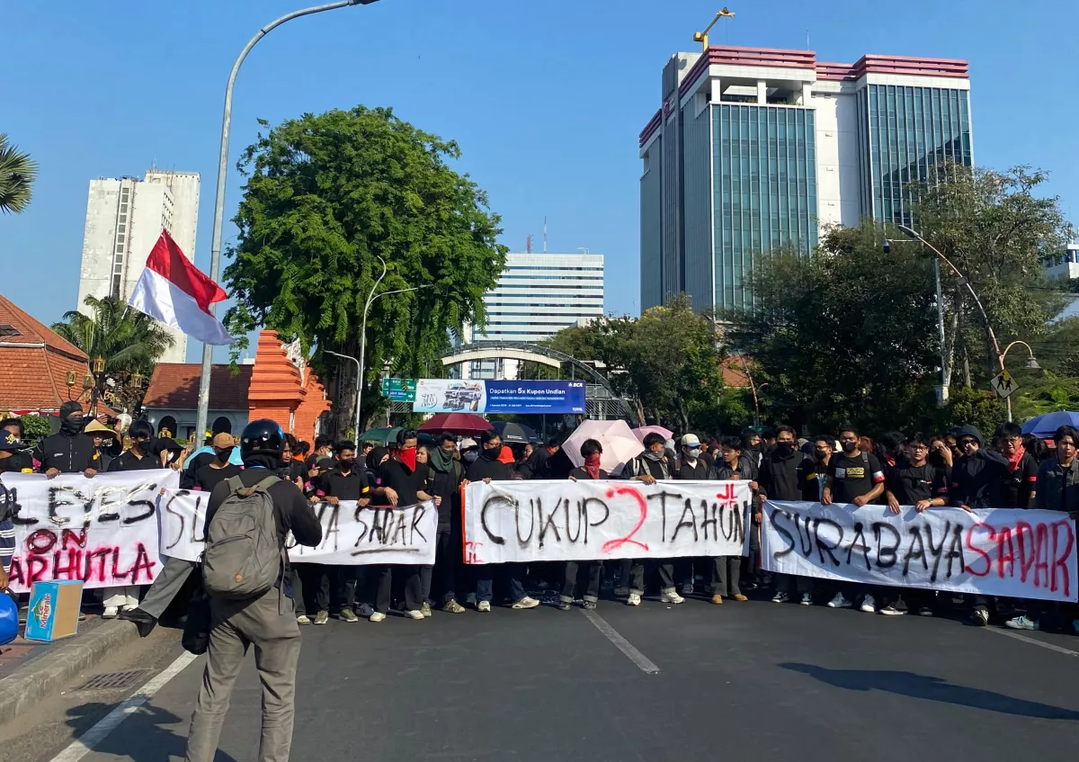 Demo di Grahadi Surabaya, Massa Tuntut Prabowo-Gibran Mundur dari Jabatannya
