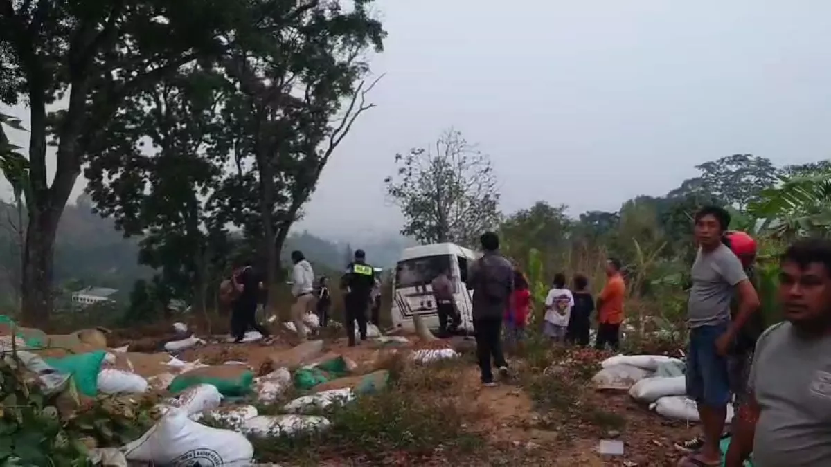 Elf Bawa Rombongan dari Bojonegoro Rem Blong di Pacet, 4 Orang Patah Kaki-Tangan
