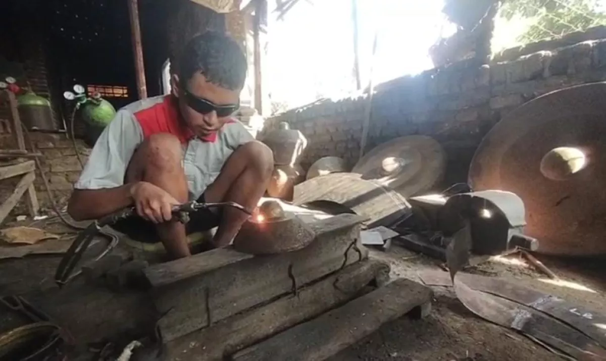 Proses pembuatan kerajinan gamelan Mustika Laras di Nganjuk. (Foto: Yohanes/selalu.id).