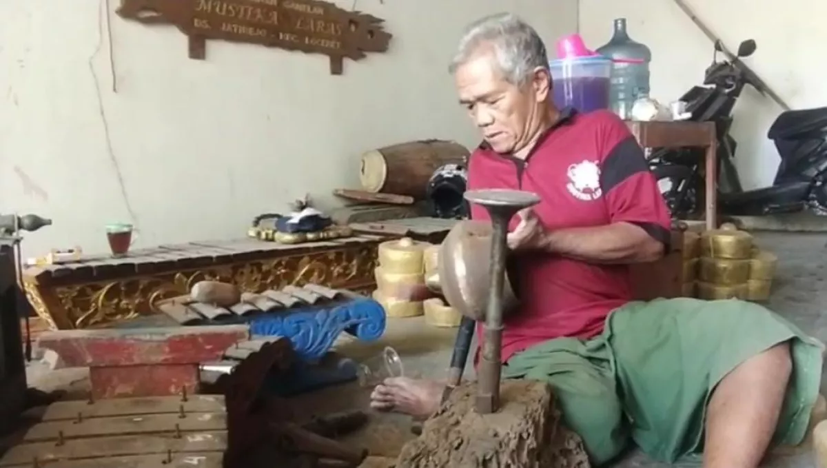 Pembuatan kerajinan gamelan Mustika Laras di Nganjuk. (Foto: Yohanes/selalu.id).