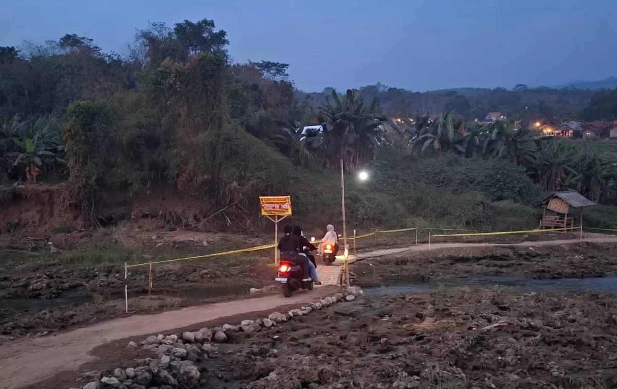 Viral! Sungai Brantas Mengering Disulap jadi Jalur Alternatif Sidoarjo-Mojokerto dan Tempat Wisata Dadakan