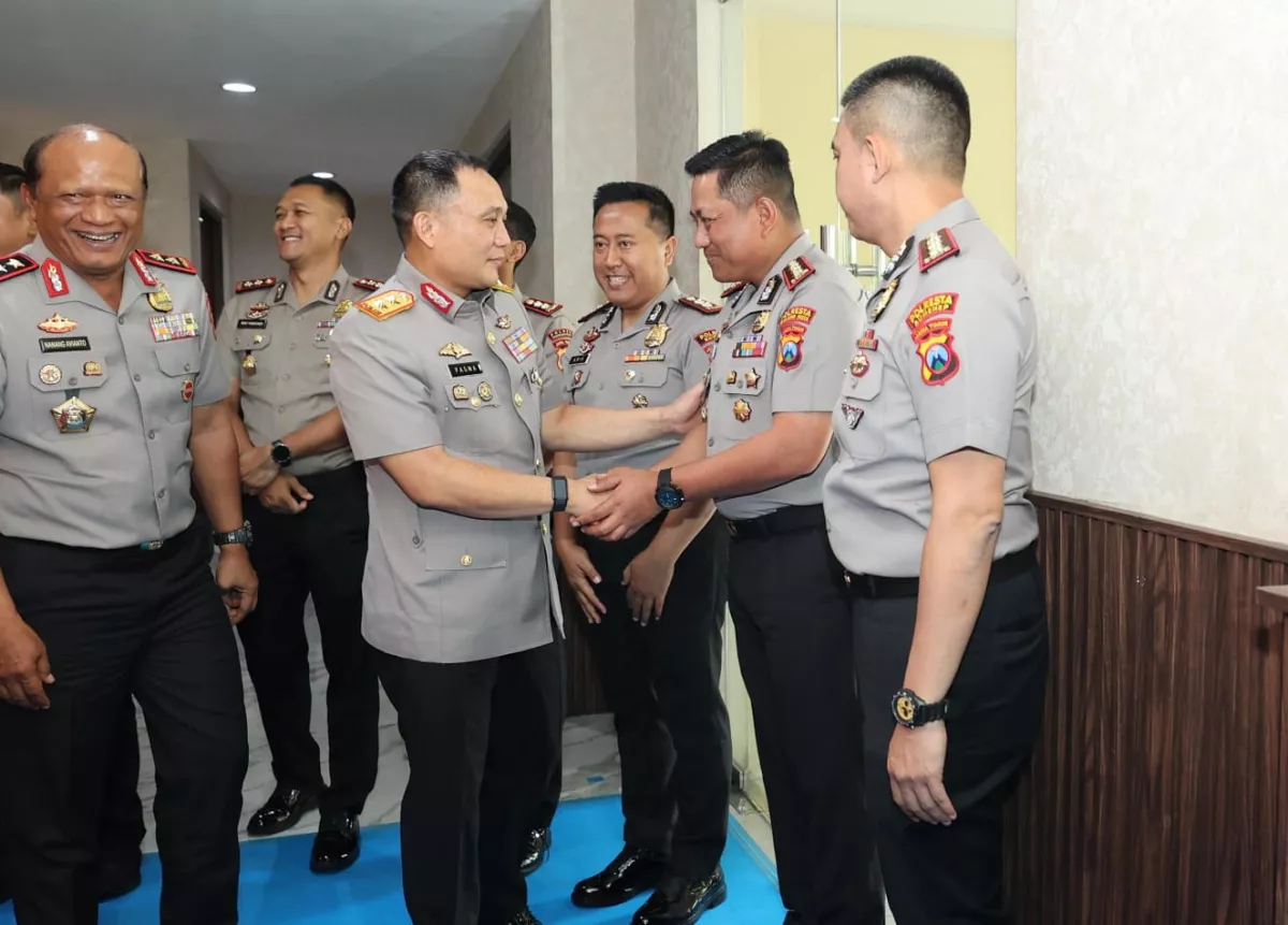 Jabat Kapolda Bali, Irjen Pasma Royce Dilepas Haru Keluarga Besar Polda Jatim