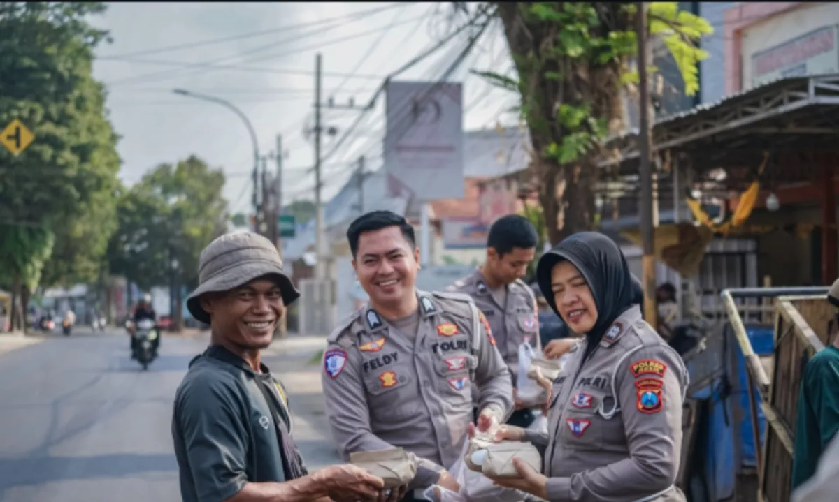Polres Jember Tebar Wujud Kepedulian Berbagi Sembako dan Nasbung ke Masyarakat