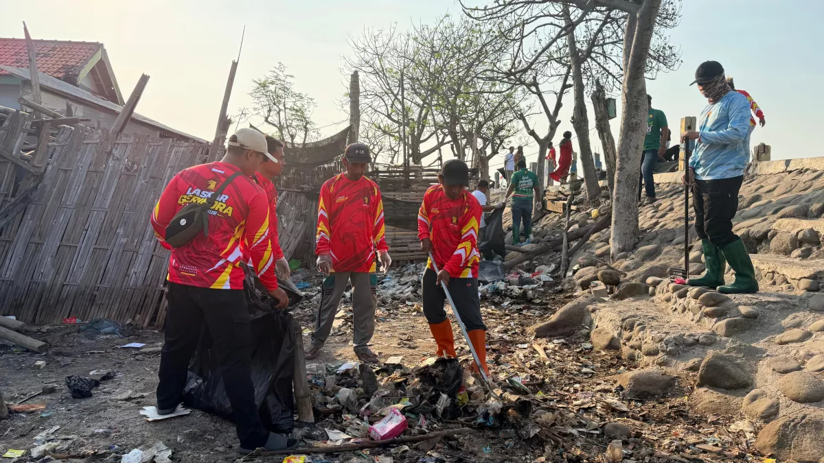 Wujudkan Gerakan Indonesia ASRI, Kader GMD Jatim Bersih-bersih Pantai dan Bagikan Sembako di Probolinggo