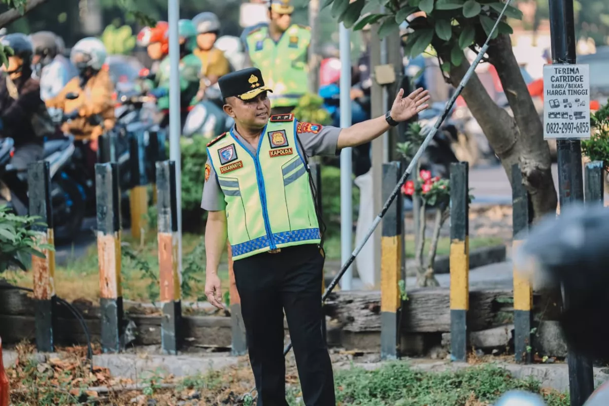 Kapolda Jatim Atur Lalu Lintas di Surabaya