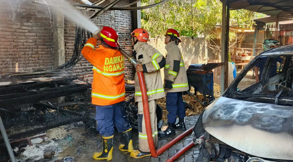 Gegara Sampah, Garasi Rumah dan Mobil di Nganjuk Ludes Terbakar